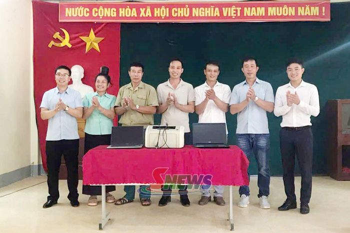 Xã Chiềng Mai trao tặng máy tính, máy in hỗ trợ các bản thực hiện chuyển đổi số.