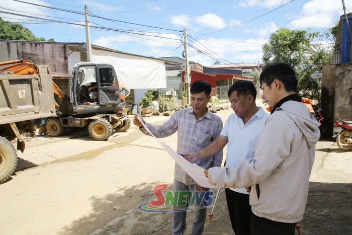 Cán bộ phường Vân Sơn kiểm tra tiến độ triển khai dự án Đầu tư cơ sở vật chất, hạ tầng kỹ thuật đô thị Mộc Châu, đoạn đi qua tổ dân phố Bó Bun.