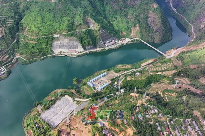 Nhà máy thủy điện Huội Quảng và Trạm biến áp 220 kV, xã Chiềng Lao.