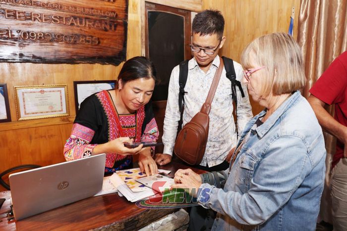 A Chu homestay, bản Hua Tạt, xã Vân Hồ tiếp nhận thông tin lưu trú của khách quốc tế.