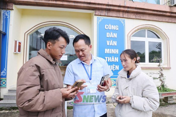 Cán bộ Trung tâm Phục vụ hành chính công xã Vân Hồ hướng dẫn người dân sử dụng dịch vụ công trực tuyến.