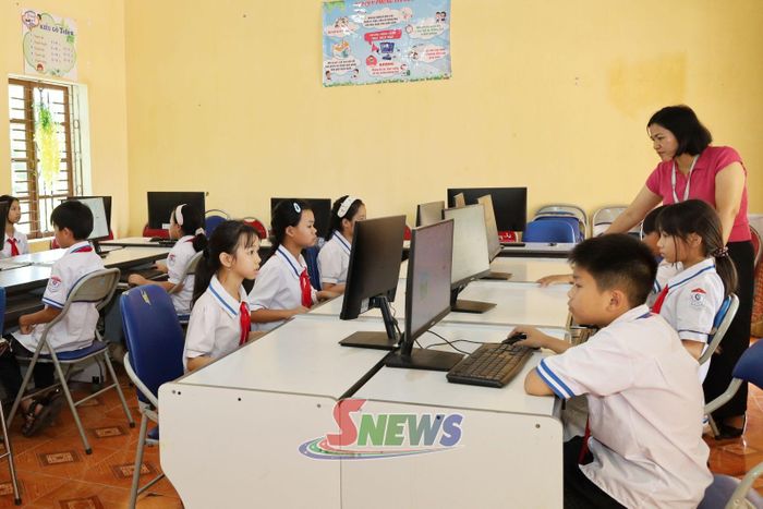 Giờ thực hành Tin học của cô và trò Trường Tiểu học Chiềng Mung, xã Chiềng Mung.