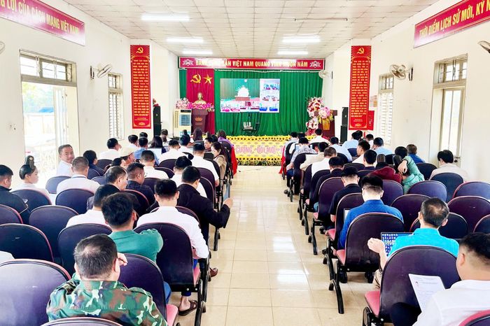 Các đại biểu dự hội nghị tại điểm cầu Đảng ủy xã Mường Chanh.