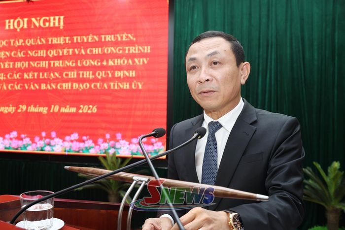 Đồng chí Trưởng ban Tổ chức Tỉnh ủy quán triệt các nội dung tại hội nghị.