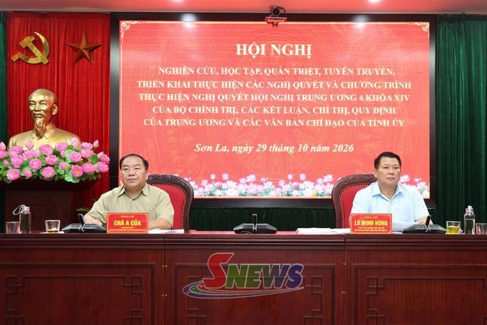 Đồng chí Lò Minh Hùng và đồng chí Chá A Của chủ trì hội nghị.