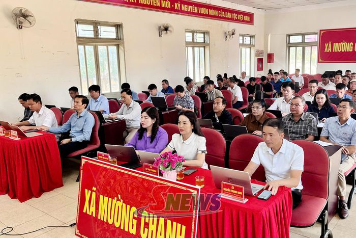 Các đại biểu dự hội nghị tại điểm cầu Đảng ủy xã Mường Chanh.