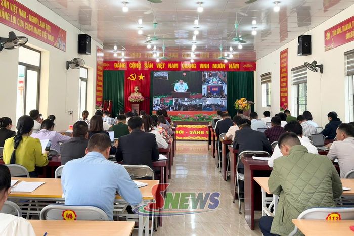 Các đại biểu dự hội nghị tại điểm cầu Đảng ủy xã Nậm Lầu.