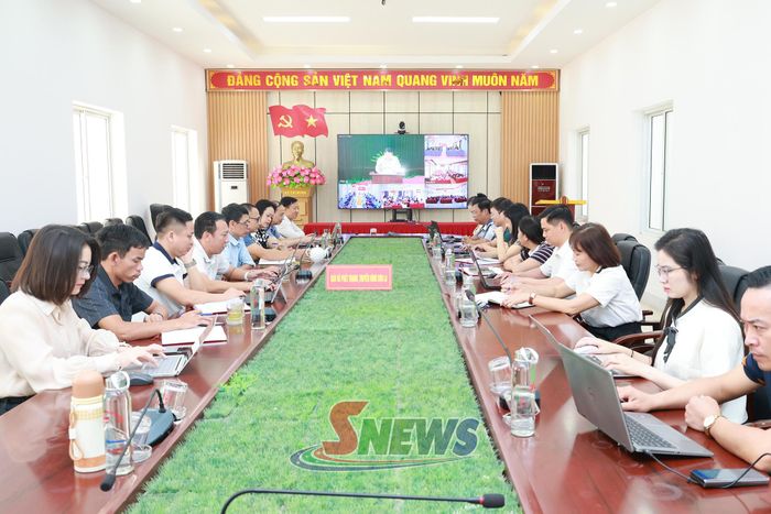 Các đại biểu dự hội nghị tại điểm cầu Đảng ủy Báo và Phát thanh, truyền hình Sơn La.