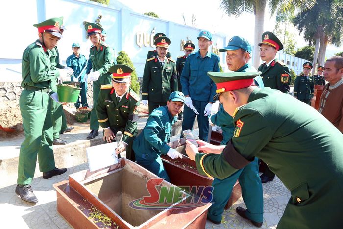 Lấy mẫu sinh phẩm ADN hài cốt liệt sĩ và số hóa tại Nghĩa trang Liệt sĩ xã Sông Mã.