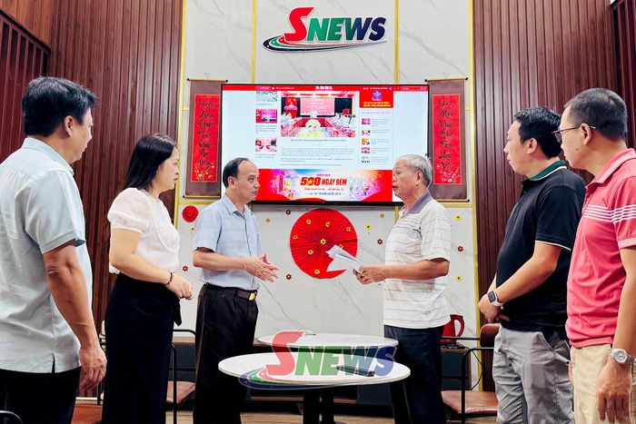 Ông Đinh Xuân Quang, tổ 2, phường Chiềng Cơi, chuyển trao tài liệu thông tin về khu mộ liệt sĩ, tử sĩ nghĩa trang Viện 6 - Quân khu Tây Bắc.