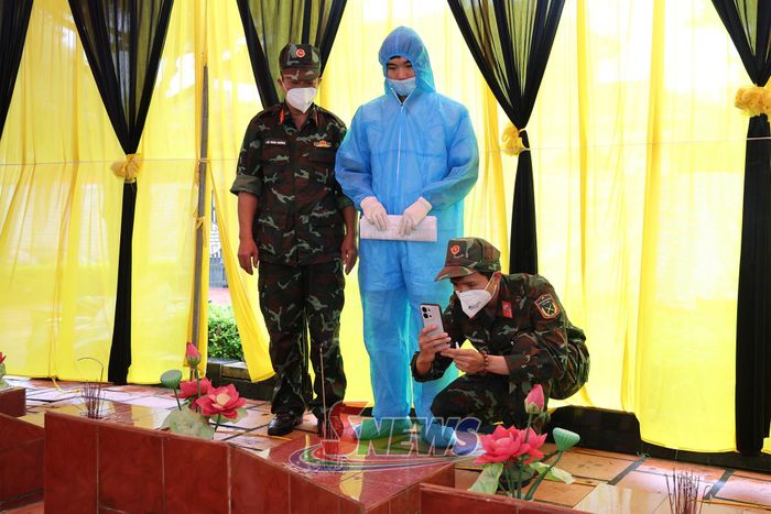 Lực lượng chức năng thực hiện số hóa thông tin quá trình lấy mẫu giám định, xác định danh tính hài cốt liệt sĩ. Ảnh PV.