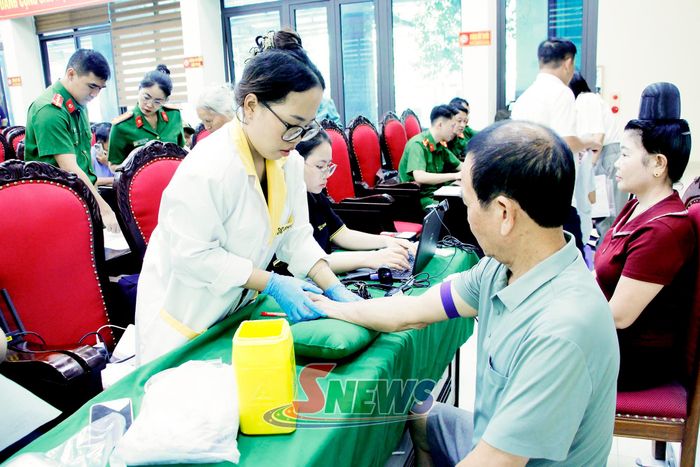 Lực lượng chức năng thu nhận mẫu ADN cho thân nhân liệt sĩ.