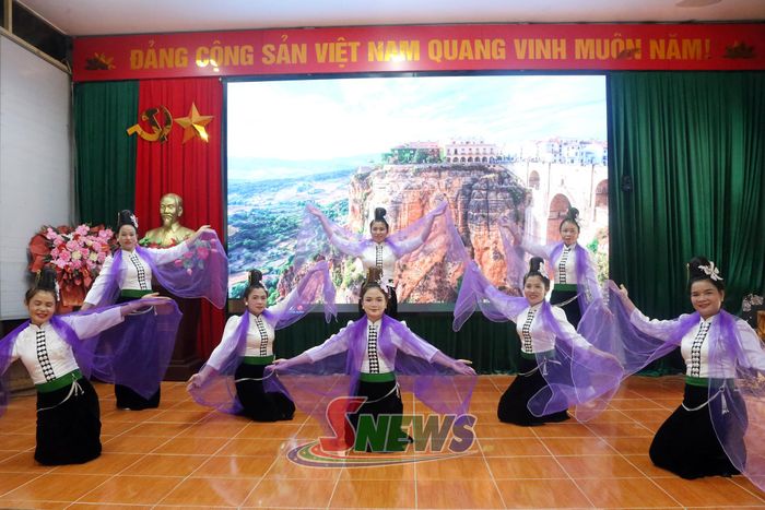 Tiết mục múa Thái của đội văn nghệ bản Búng Diến.