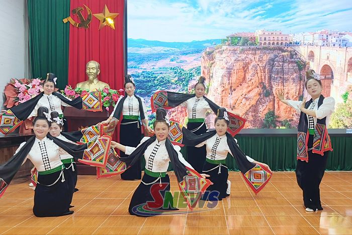 Đội văn nghệ bản Búng Diến, xã Mường Bú luyện tập tại nhà văn hóa.