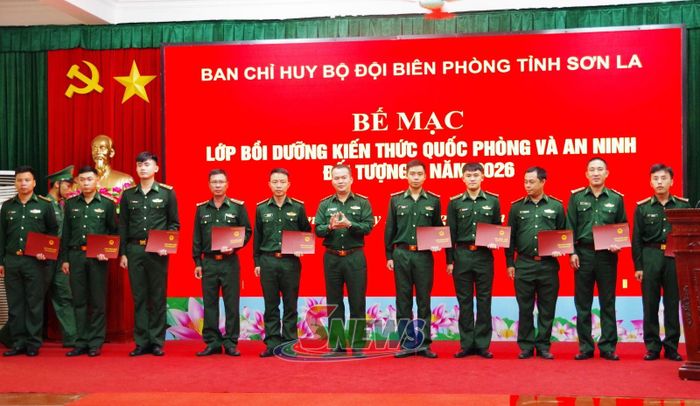 Lãnh đạo Ban Chỉ huy Bộ đội Biên phòng tỉnh Sơn La trao giấy chứng nhận cho các học viên.