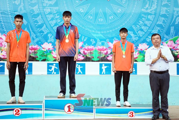 Ban tổ chức trao giải cho các VĐV môn nhảy cao nam