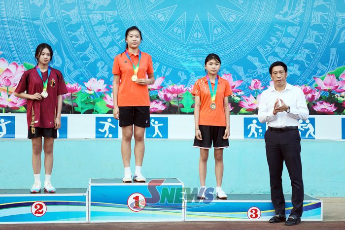 Ban tổ chức trao giải cho các VĐV môn nhảy cao nữ