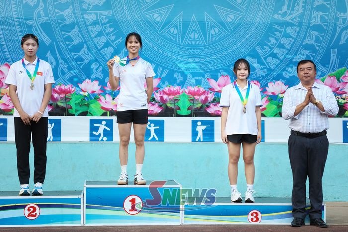 Ban tổ chức trao giải cho các VĐV môn nhảy xa nữ