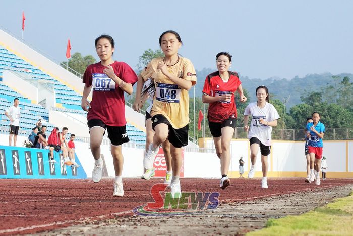 Các VĐV nữ tranh tài trên đường đua