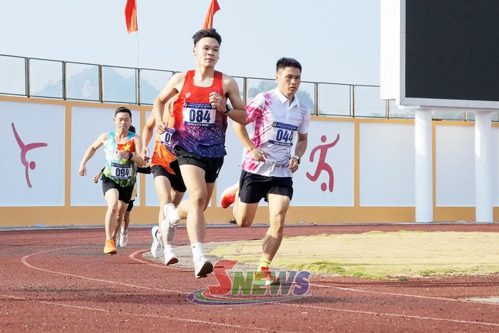 Các VĐV nam tranh tài tại cự ly chạy 1.500m
