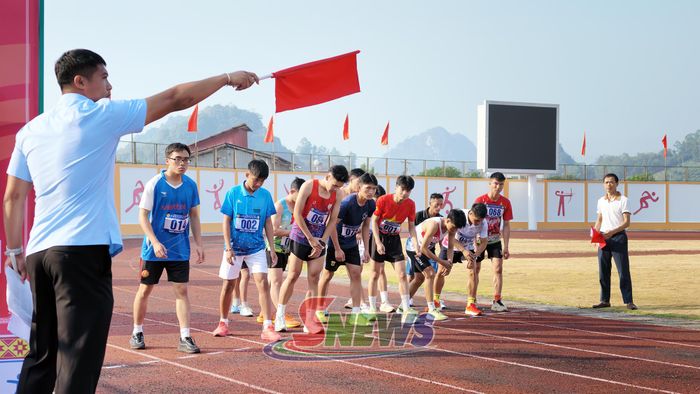 Các VĐV chuẩn bị xuất phát cự ly chạy 1.500m nam