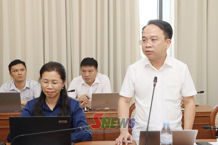 Đại diện Văn phòng Đoàn Đại biểu Quốc hội và HĐND tỉnh phát biểu tại cuộc họp.