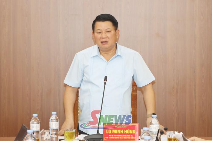 Đồng chí Lò Minh Hùng phát biểu tại cuộc họp.
