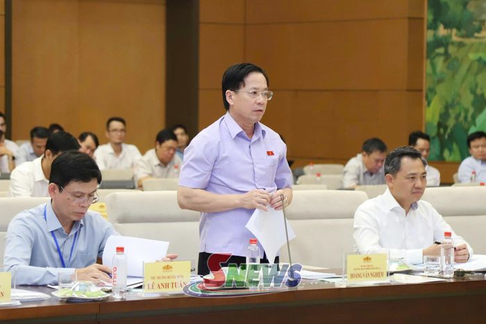 Đồng chí Hoàng Văn Nghiệm phát biểu tại phiên họp.