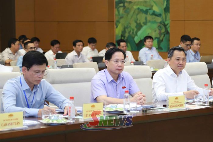 Các đồng chí lãnh đạo tỉnh Sơn La dự phiên họp.