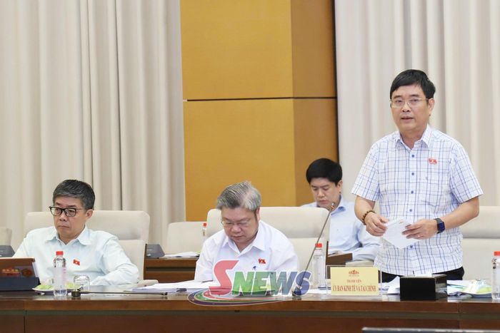 Thành viên Ủy ban Kinh tế và Tài chính của Quốc hội phát biểu tại phiên họp.