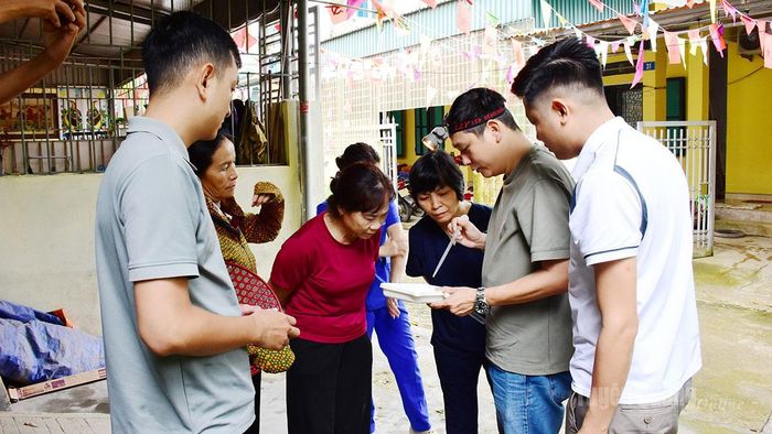 Cán bộ Viện Vệ sinh dịch tễ Trung ương và Trung tâm Kiểm soát bệnh tật tỉnh hướng dẫn người dân trên địa bàn phường An Tường nhận biết muỗi vằn.