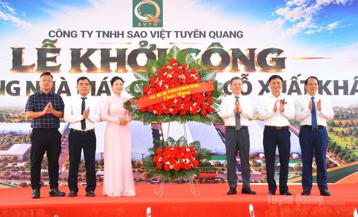 Lãnh đạo tỉnh tặng hoa chúc mừng Công ty TNHH Sao Việt.