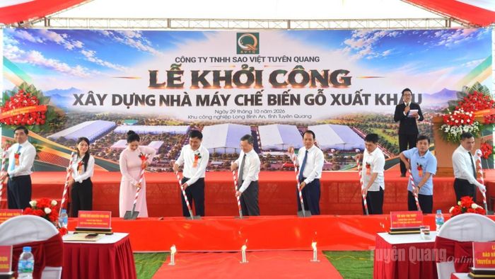 Các đại biểu tham gia lễ động thổ khởi công Nhà máy sản xuất gỗ xuất khẩu.