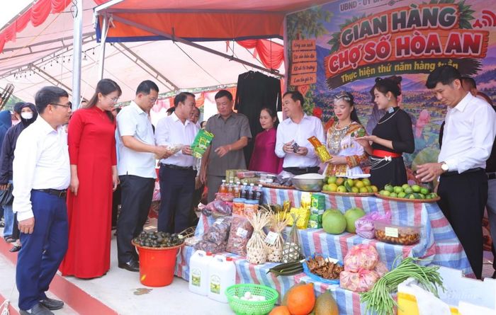 Đại biểu tham quan gian hàng.