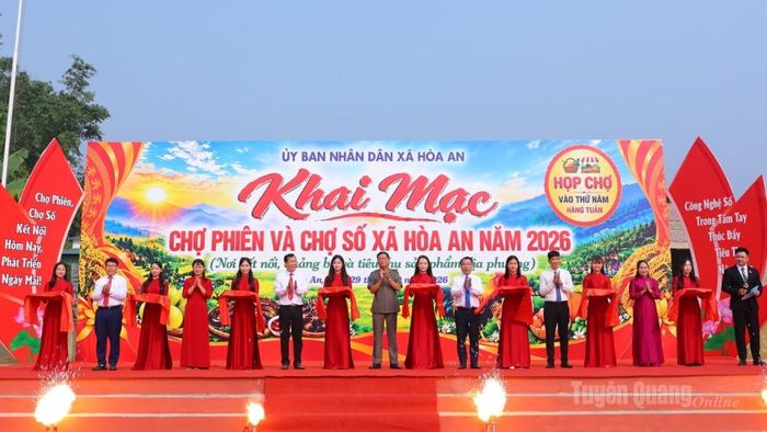 Đại biểu cắt băng khai mạc Chợ phiên - Chợ số xã Hòa An.