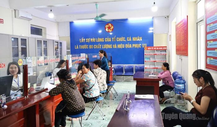 Trung tâm Phục vụ hành chính công xã Vĩnh Tuy luôn tận tâm giải quyết các thủ tục hành chính cho người dân.