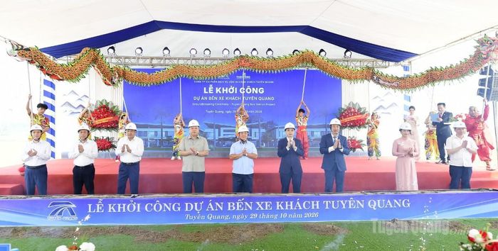 Đại biểu thực hiện nghi thức động thổ khởi công dự án.