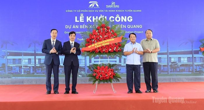 Đồng chí Bí thư Tỉnh ủy Hầu A Lềnh và đồng chí Phó Bí thư Tỉnh ủy, Chủ tịch UBND tỉnh Phan Huy Ngọc tặng hoa chúc mừng chủ đầu tư dự án.