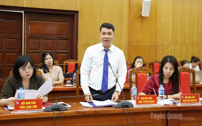 Phó Chủ tịch Thường trực Hội Nhà báo tỉnh Tuyên Quang tham luận tại Hội thảo.