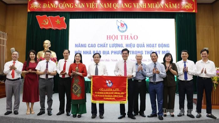 Lãnh đạo Hội Nhà báo thành phố Bắc Ninh trao cờ luân lưu đăng cai cho Hội Nhà báo tỉnh Phú Thọ.