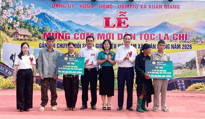 Lãnh đạo xã Xuân Giang và Ngân hàng BIDV chi nhánh Hà Giang trao tiền hỗ trợ xóa nhà tạm cho 2 hộ gia đình có hoàn cảnh khó khăn trên địa bàn.