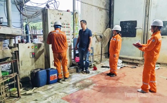 Nhân viên Điện lực Vị Xuyên kiểm tra an toàn điện cho khách hàng.
