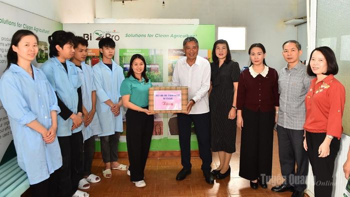 Đoàn công tác tặng quà công nhân Công ty Hasfarm.