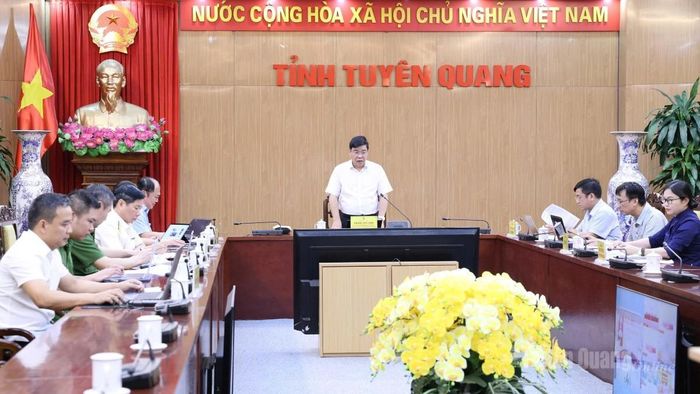 Đồng chí Hoàng Gia Long, Ủy viên Ban Thường vụ Tỉnh ủy, Phó Chủ tịch UBND tỉnh chủ trì hội nghị.