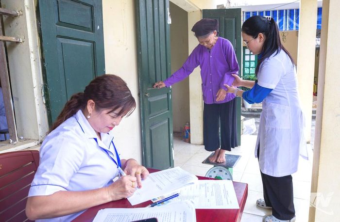 Sinh viên Trường Đại học Y - Dược (Đại học Thái Nguyên) tham gia hỗ trợ khám sức khỏe cho người dân tại xóm Nà Luông, xã Chợ Mới. Ảnh: Thu hà