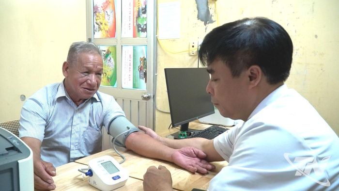Ông Ma Văn Dự (xóm Bản Áng, xã Thanh Thịnh) được bác sĩ khám, theo dõi bệnh cao huyết áp.