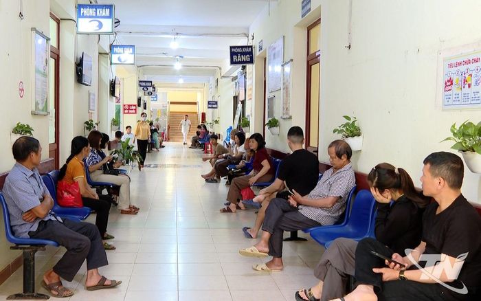 Người dân đến khám tại Bệnh viện Na Rì.