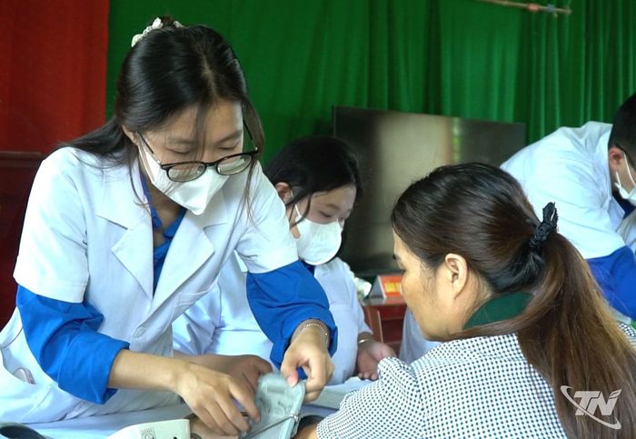 Sinh viên Trường Đại học Y-dược (Đại học Thái Nguyên) tham gia hỗ trợ Trạm Y tế xã Chợ Mới trong Chương trình khám sức khỏe toàn dân.