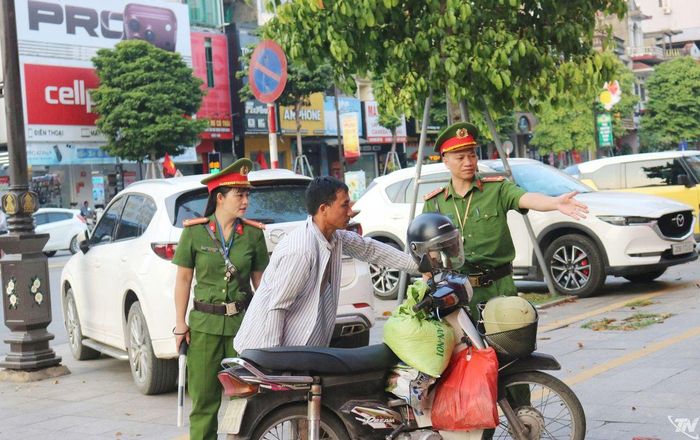 Lực lượng Công an tuyên truyền, nhắc nhở, yêu cầu người dân chấp hành nghiêm quy định, không lấn chiếm lòng đường, vỉa hè.