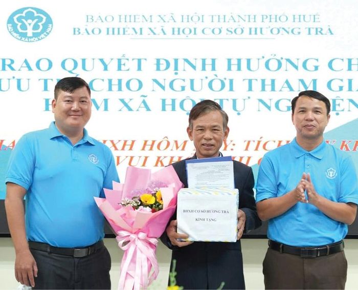BHXH cơ sở Hương Trà trao quyết định nghỉ hưu cho ông Hoàng Khôi.